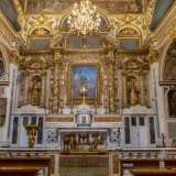 Superata una balaustra in marmo raggiungiamo il presbiterio. Di fronte a noi si staglia l�imponente altare maggiore...